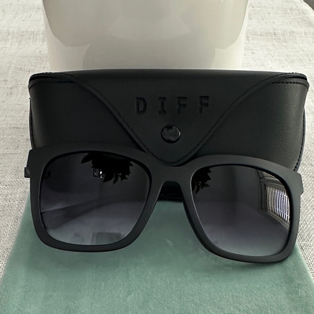 DIFF Hailey Matte Black Sunglasses